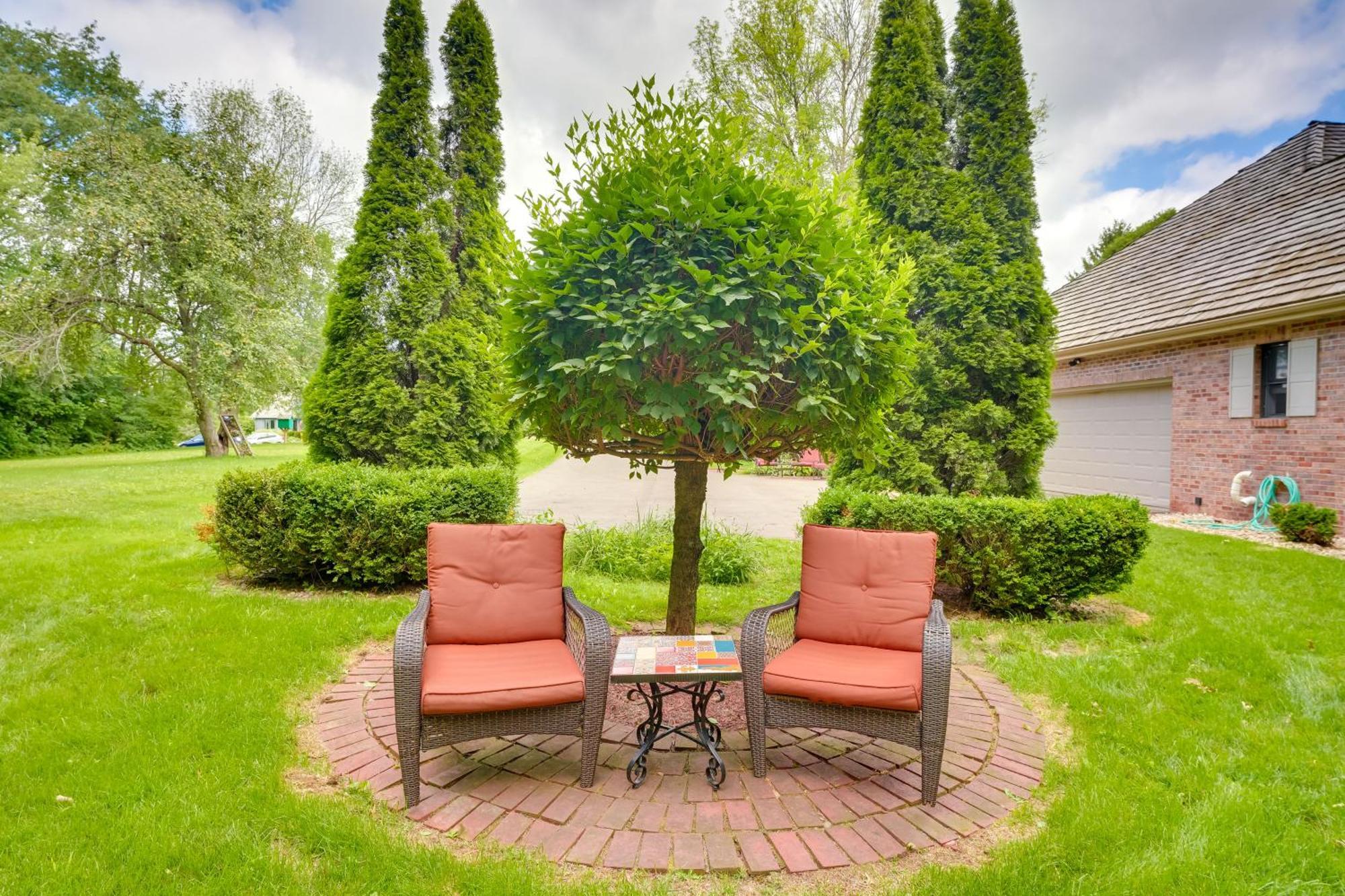 Spacious And Secluded Near Dtwn!