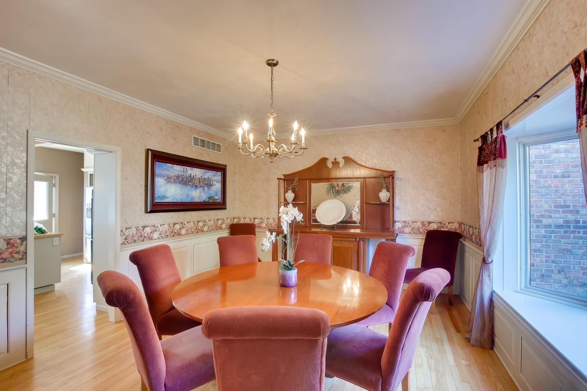 Spacious And Secluded Near Dtwn!