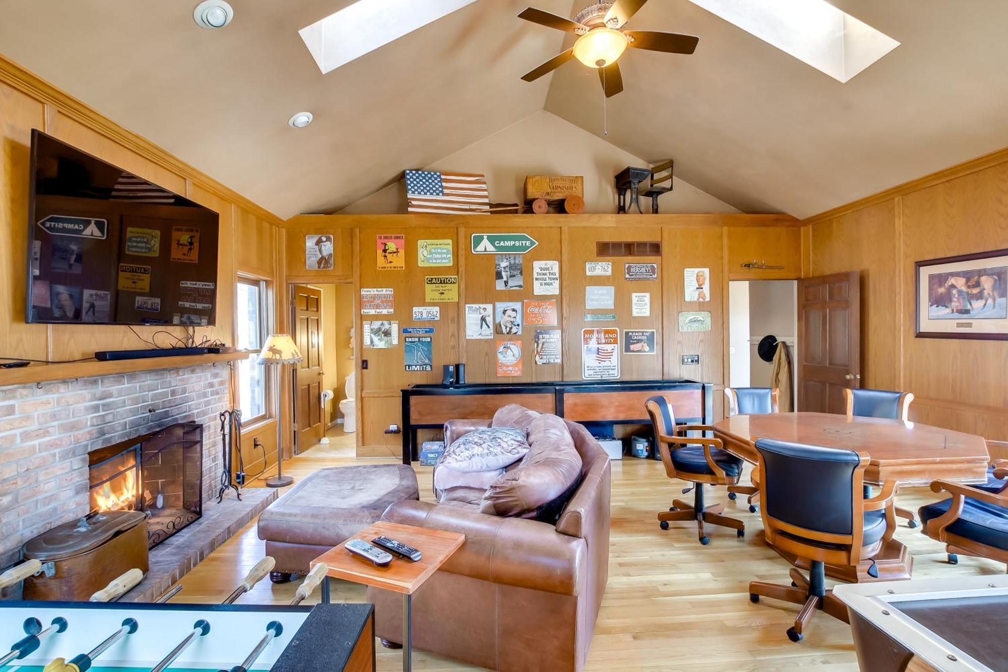 Spacious And Secluded Near Dtwn!