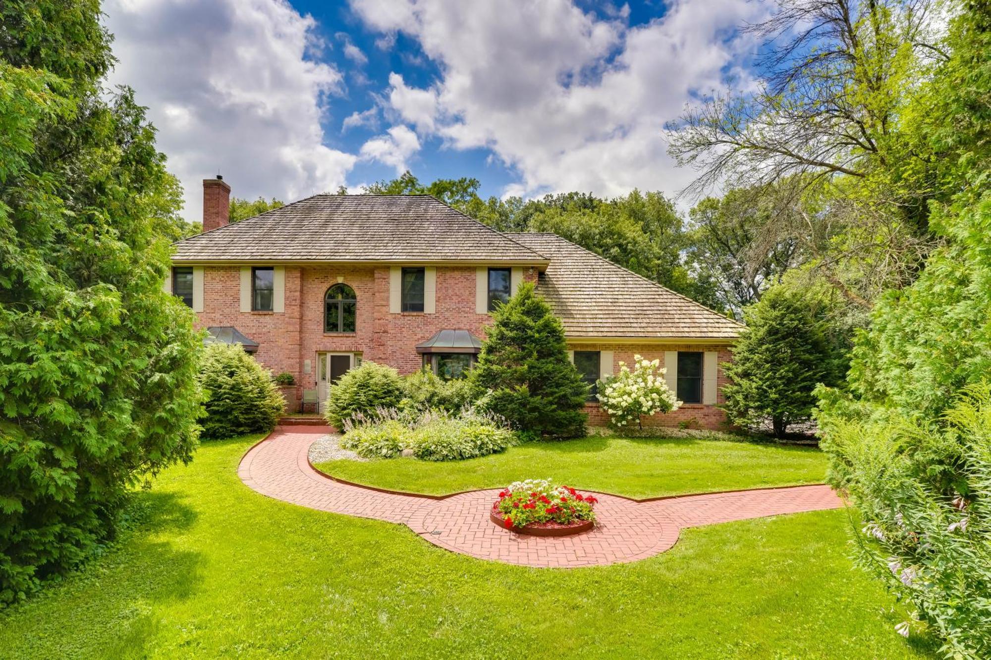 Spacious And Secluded Near Dtwn!